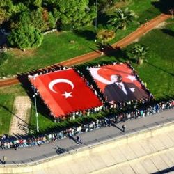 Kadıköy'de Atatürk için saygı zinciri rekor kırdı