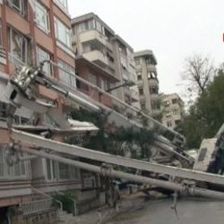 Kadıköy'de binanın üzerine vinç devrildi
