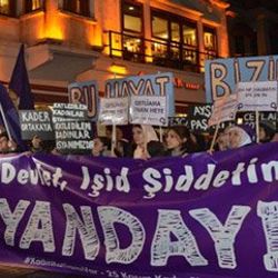 Taksim'de kadınlar şiddete karşı yürüdü