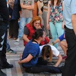 Polis birbirine giren kadınları kelepçeyle durdurdu