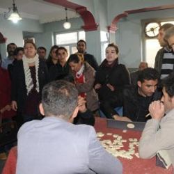 Hakkari’de kahveye giren kadınlardan erkeklere tepki
