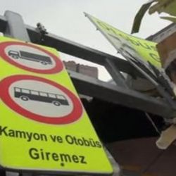 Beylikdüzü'nde kamyon giremez tabelasına kamyonla çarptı