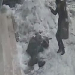 Kar kütlesi bir kadının üzerine düştü