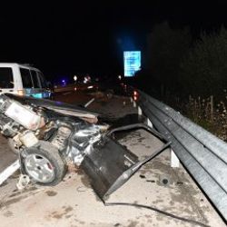 Kaza yapan otomobil ikiye bölündü: 3 yaralı