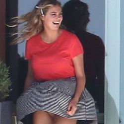Kate Upton'un eteği açıldı