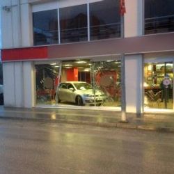 Fren yerine gaza basınca dükkana girdi