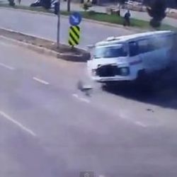 Kütahya'da otomobil minibüse çarptı