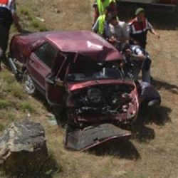 Manisa'da bir otomobil 50 metrelik uçuruma yuvarlandı