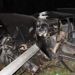 Karabük'te bir otomobil aydınlatma direğine çarptı