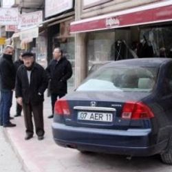 79 yaşındaki sürücü otomobiliyle giyim mağazasına daldı