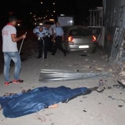 İzmir'de bir sürücü kaldırımdaki otobüs durağına çarptı