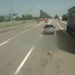 Rusya'da otobanda bir tır otomobili ezdi İZLE