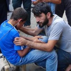 Kardeşinin kulağına kebap şişi sapladı