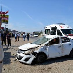 Emniyet kemeri arkadan bağlı sürücü yola fırladı