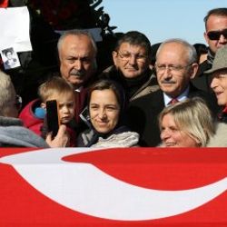 Kılıçdaroğlu cenaze namazından önce fotoğraf çektirdi