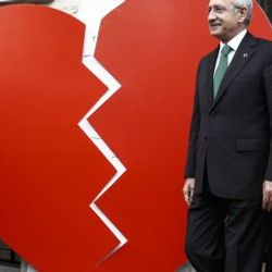 Kemal Kılıçdaroğlu kırık kalp önünde poz verdi