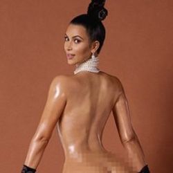 Kim Kardashian kalçasını açtı