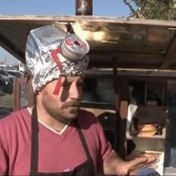 Okmeydanı köftecisi kendine özel gaz maskesi yaptı