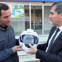 Emniyet kemeri cezası kesilen motosikletli