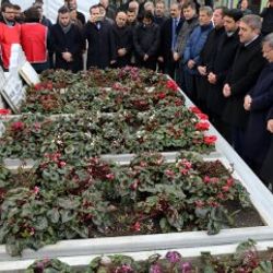 Ahmet Davutoğlu, Necmettin Erbakan'ın kabrinde
