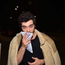 Burak Deniz'in dudağını köpek ısırdı