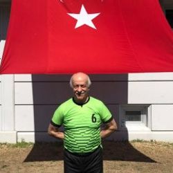 72 yaşında futbolcu performansıyla gençlere taş çıkartıyor