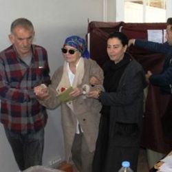 Fatma Girik hasta yatağından kalkıp oy kullandı