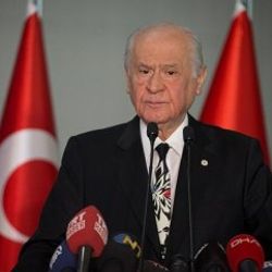 Bahçeli'den kravatına övgüde bulunan muhabire azar