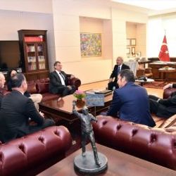 Kemal Kılıçdaroğlu'nun odasında yer alan kendi heykeli