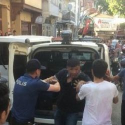 Kadını döven genci, çevredekiler darbetti