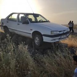 Şanlıurfa'da kaza yapan araç taş yığınına çıktı