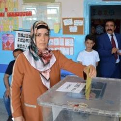 Kazada ölen muhtarın yerine eşi seçildi
