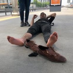 Şaka yaptığı arkadaşının ayağını metrobüs ezdi