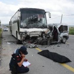 Hafif ticari araç, işçi otobüsüne çarptı: 1 ölü, 2 yaralı