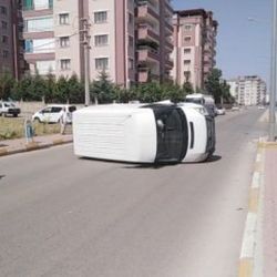 Refüje çarpan minibüs takla attı