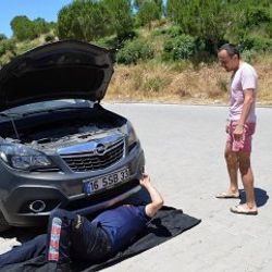 Ön kaputa saklanan kediyi itfaiye kurtardı