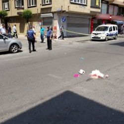 Sokak ortasında eşine kurşun yağdırdı