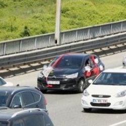 Düğün arabası trafiğe takıldı