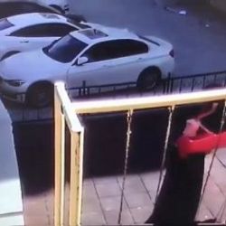 5 yaşındaki kızın boynundan kolyesini çaldı