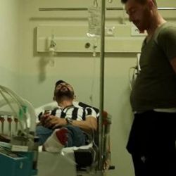 Silahla oynarken arkadaşını yaraladı