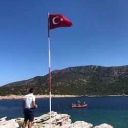 Yassıkaya Adası'ndaki Türk bayrağı yenilendi