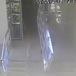 Apartmanın kapısını çaldı