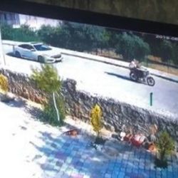 Arabasıyla motosikletli çocukları kovalayan öğretmen