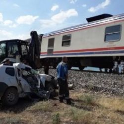 Elazığ’da tren otomobile çarptı: 1 ölü, 2 yaralı