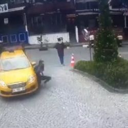 Taksici yolda yürüyen genç kızı ezdi