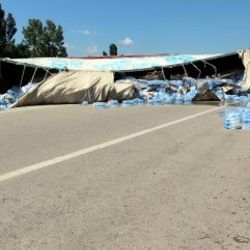 Tokat'ta lastiği patlayan tır devrildi