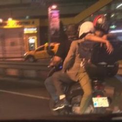 Motosiklete binen 3 kişinin tehlikeli yolculuğu