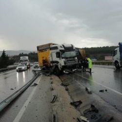 İzmir'de makas atan tır, bariyerlere çarptı