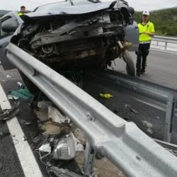 Çorum'da otomobil bariyere çarptı: 3 yaralı