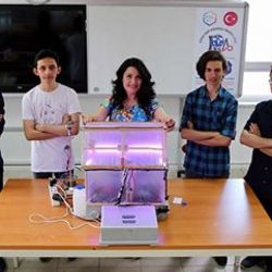 Liseli gençler akıllı sera üretti